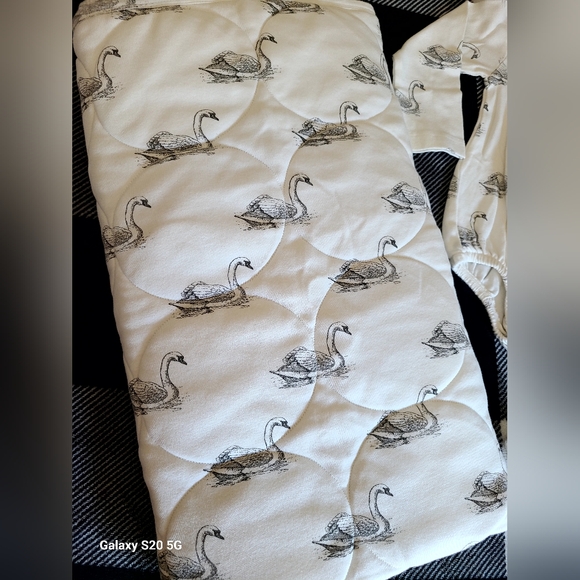 Kate quinn bundle 🖤🦢 - Picture 2 of 10